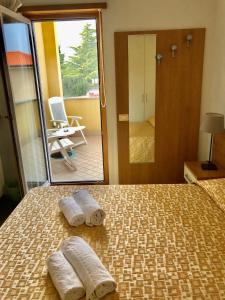 sypialnia z łóżkiem z dwoma ręcznikami w obiekcie Affittacamere Fiumicello w mieście Papariano