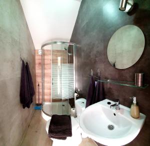 een badkamer met een wastafel, een douche en een toilet bij Domek wakacyjny, nad morzem z balią, Lawendowe Wzgórze, in Karwieńskie Błoto Pierwsze