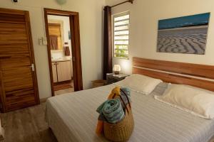 Un dormitorio con una cama con una bolsa. en Villa Mon Refuge, en Rodrigues Island