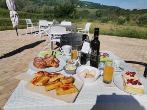 卡纳拉Agriturismo Incanto della Natura的一张摆满食物和一瓶酒的桌子