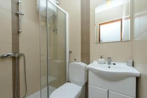 uma casa de banho com um WC, um lavatório e um chuveiro em Apartments Botica em Mlini