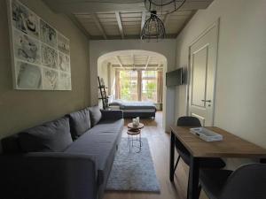 una sala de estar con un sofá y una mesa en Coconut Beach apartments, en Zandvoort