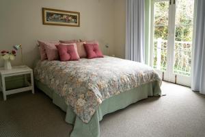 A bed or beds in a room at Belle Vue Park Villa