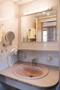 a bathroom with a sink and a mirror at Landhaus Gemsenblick in Leutasch