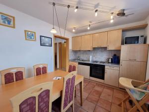 Η κουζίνα ή μικρή κουζίνα στο Ferienhaus Nici Wohneinheit Seehund