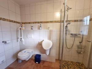 Ένα μπάνιο στο Ferienhaus Nici Wohneinheit Seehund +37 φωτογραφίες