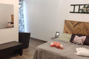 una camera con un letto, un tavolo e un pianoforte di REBAK PLACE- A Bright & charming getaway a Marsaskala