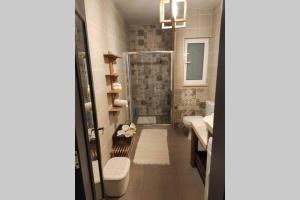 Kopalnica v nastanitvi REBAK PLACE- A Bright & charming getaway