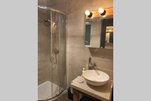 bagno con doccia, lavandino e servizi igienici di REBAK PLACE- A Bright & charming getaway a Marsaskala Altre 33 foto