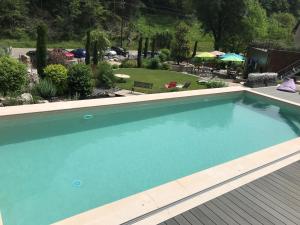 Vista de la piscina de Domaine et chambres d'Hôtes des Fées o d'una piscina que hi ha a prop