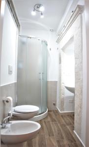 uma casa de banho com um chuveiro, um WC e um lavatório. em NOVA DOMUS em Bitonto