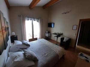 a bedroom with a bed and a window at Villa Asunda B&B Spa & Sauna, Chambres d'Hôtes in Saint-Maximin-la-Sainte-Baume