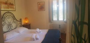 a bedroom with a bed with towels on it at Villa Staffieri in Cappelle sul Tavo