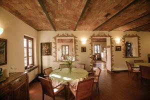 Isola d'AstiにあるAgriturismo Bricco San Giovanniのダイニングルーム(テーブル、椅子付)