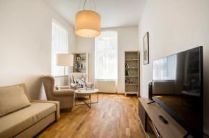 salon z kanapą i telewizorem w obiekcie Apartman Karlovarská w Mariańskich Łaźniach