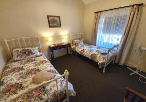 Ένα ή περισσότερα κρεβάτια σε δωμάτιο στο Miss Mabel Cottage