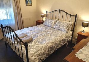 Ένα ή περισσότερα κρεβάτια σε δωμάτιο στο Miss Mabel Cottage +2 φωτογραφίες