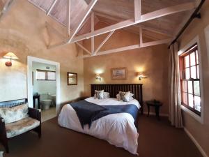 Postel nebo postele na pokoji v ubytování Leeuwenbosch Shearers Lodge - Amakhala Game Reserve