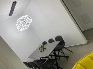 ein Besprechungsraum mit Tisch und Stühlen in der Unterkunft New! Luxus Holon for 11 people (5min from TLV) in Cholon + 22 Fotos