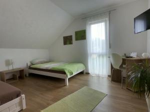 Giường trong phòng chung tại Moderne Ferienwohnung in Durmersheim 2 Zi, Nähe Rhein und Messe KA
