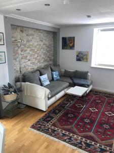 韦斯特兰Haus-Pfoertner的带沙发和砖墙的客厅