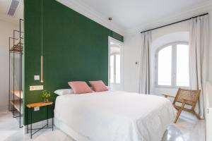 Łóżko lub łóżka w pokoju w obiekcie Pinar Vip Class Malaga C/Granada