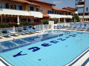 Bazén v ubytovaní Villaggio Hemingway - Family Aparthotel alebo v jeho blízkosti