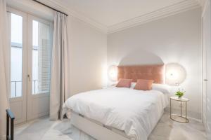 Łóżko lub łóżka w pokoju w obiekcie Pinar Vip Class Malaga C/Granada