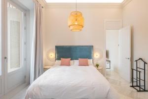 Łóżko lub łóżka w pokoju w obiekcie Pinar Vip Class Malaga C/Granada