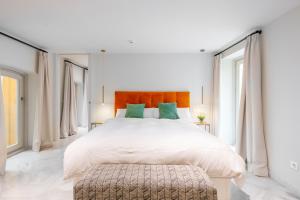 Łóżko lub łóżka w pokoju w obiekcie Pinar Vip Class Malaga C/Granada