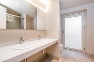 łazienka z dwiema umywalkami i toaletą w obiekcie Pinar Vip Class Malaga C/Granada w Maladze