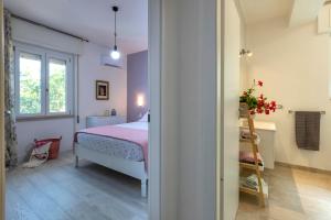 a small bedroom with a bed and a window at Uva Regina in Alghero