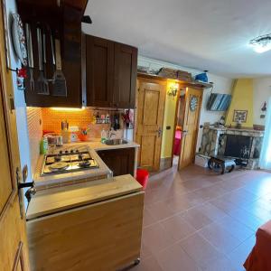 cocina con armarios de madera y horno con fogones en Appartamento L'Araba Fenice, en Pizzoferrato