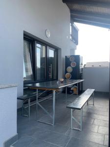 jadalnia ze stołem i ławką w obiekcie Filipovic rent a car & apartments w mieście Selnica Šćitarjevska