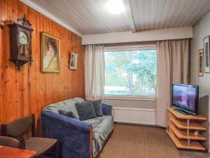 イマトラにあるART Hotel JUNAの青いソファと窓のあるリビングルーム