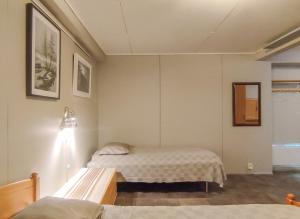 イマトラにあるART Hotel JUNAのベッド2台とテーブルがある部屋