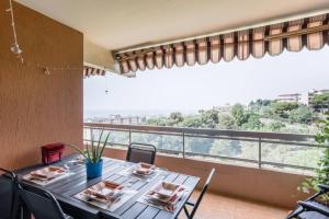 Sea view apartment in residence with swimming pool!