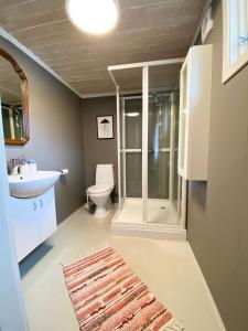 Et badeværelse på Vennebo - Koselig liten hytte med alle fasiliteter