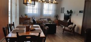 soggiorno con tavolo e sedie di REBAK PLACE- A Bright & charming getaway a Marsaskala