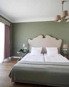 sypialnia z dużym łóżkiem z białą pościelą w obiekcie Hotel Monopol - Central Station w Frankfurcie nad Menem