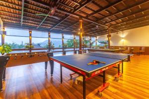 Facilități de tenis de masă la sau în apropiere de StayVista's Vyoman Villa - Experience a valley view, lush lawn, spa, and yoga retreat