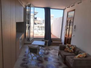 A television and/or entertainment centre at Bonito estudio en el centro de Valencia