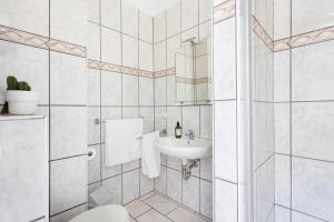 Łazienka w obiekcie Casa Naranja - Heated Pool - BBQ - Terrace - Free Wifi - Child & Pet-Friendly - 3 bedrooms - 6 people