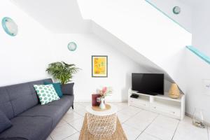 Telewizja i/lub zestaw kina domowego w obiekcie Casa Naranja - Heated Pool - BBQ - Terrace - Free Wifi - Child & Pet-Friendly - 3 bedrooms - 6 people