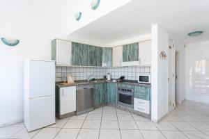 Kuchnia lub aneks kuchenny w obiekcie Casa Naranja - Heated Pool - BBQ - Terrace - Free Wifi - Child & Pet-Friendly - 3 bedrooms - 6 people
