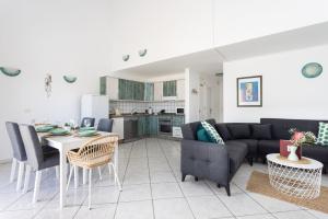 Kuchnia lub aneks kuchenny w obiekcie Casa Naranja - Heated Pool - BBQ - Terrace - Free Wifi - Child & Pet-Friendly - 3 bedrooms - 6 people
