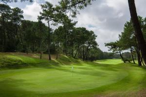 Jugar a golf a la casa o xalet o a prop