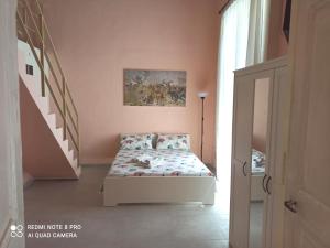 um quarto com uma cama num quarto com uma escada em Il cantuccio di Diana em Nápoles