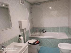 uma casa de banho com uma banheira, um WC e um lavatório. em Il cantuccio di Diana em Nápoles