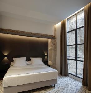 a bedroom with a bed and a large window at Fetén in Valencia